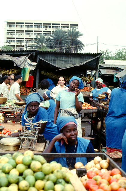 Vendedoras a posar para a fotografia no Mercado de Lourenço Marques no início da década de 1970 - MMG_I_067 Fotografia de Manuel Augusto Martins Gomes Não usar fotografias sem referência ao seu proprietário Manuel Augusto Martins Gomes e sem link para as páginas: https://manuelamartinsgomes.blogspot.com/ , hccttps://www.facebook.com/ManuelMartinsGomesMemorias , https://www.instagram.com/manuelamartinsgomesmemorias/   .