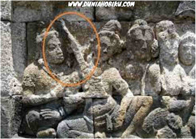 Relief keris pada candi Borobudur