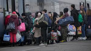Tens of thousands flee Ukraine as Russian forces advance on Kyiv