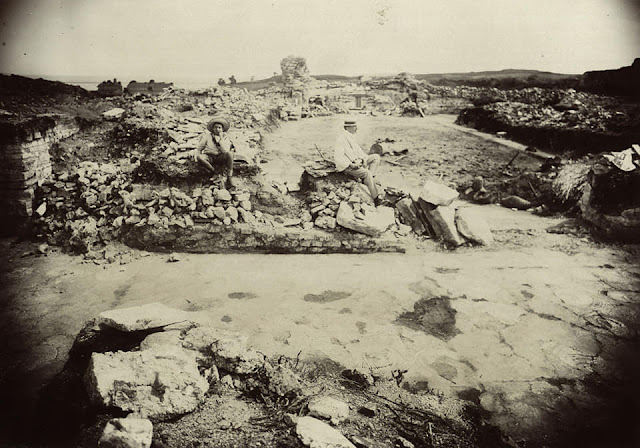Ο Αλέξανδρος Φιλαδελφεύς (στο κέντρο της φωτογραφίας) στη Βασιλική Α το 1913 [Αρχείο Εν Αθήναις Αρχαιολογική Εταιρεία]