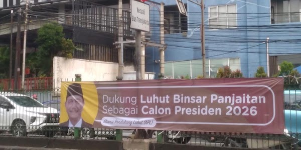 Spanduk Dukung Luhut jadi Presiden 2026 Terpasang di Jakarta