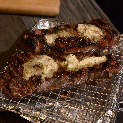 Resting steaks on a cooling rack prevents the loss of juices.