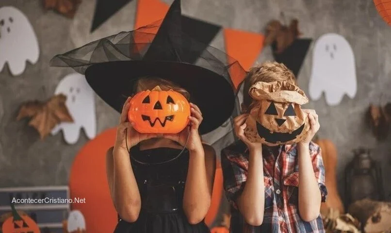 Niños celebrando Halloween