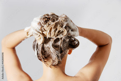 आपको अपने बालों को कितनी बार धोना पड़ता है, इस पर क्या प्रभाव पड़ता है?