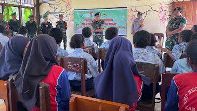Ster Mabes TNI Tinjau Langsung Penyuluhan Kesehatan Yang Dilaksanakan Oleh Satgas Yonif 310/KK Di Perbatasan RI-PNG