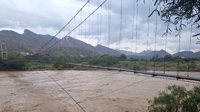 Januar 2022 begleiten Sie mich auf der Fahrt zur Gemeinde Villa Pacheco (Livi Livi), am Ufer des Flusses San Juan de Oro. Potosí – Bolivien.