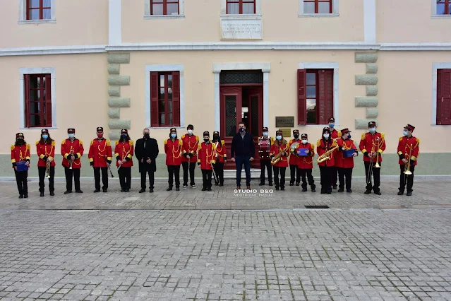 Τα κάλαντα της Πρωτοχρονιάς άκουσε ο Δήμαρχος Ναυπλιέων Δ. Κωστούρος από την Φιλαρμονική (βίντεο)