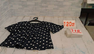 中古品　子供服　１２０ｃｍ　ブラック×ホワイト水玉模様　半袖トップス　１１０円