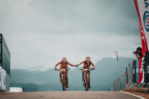 Chegada de Paula Gallan e Isabella Lacerda - Foto: Mario Jordany / Santander Brasil Ride