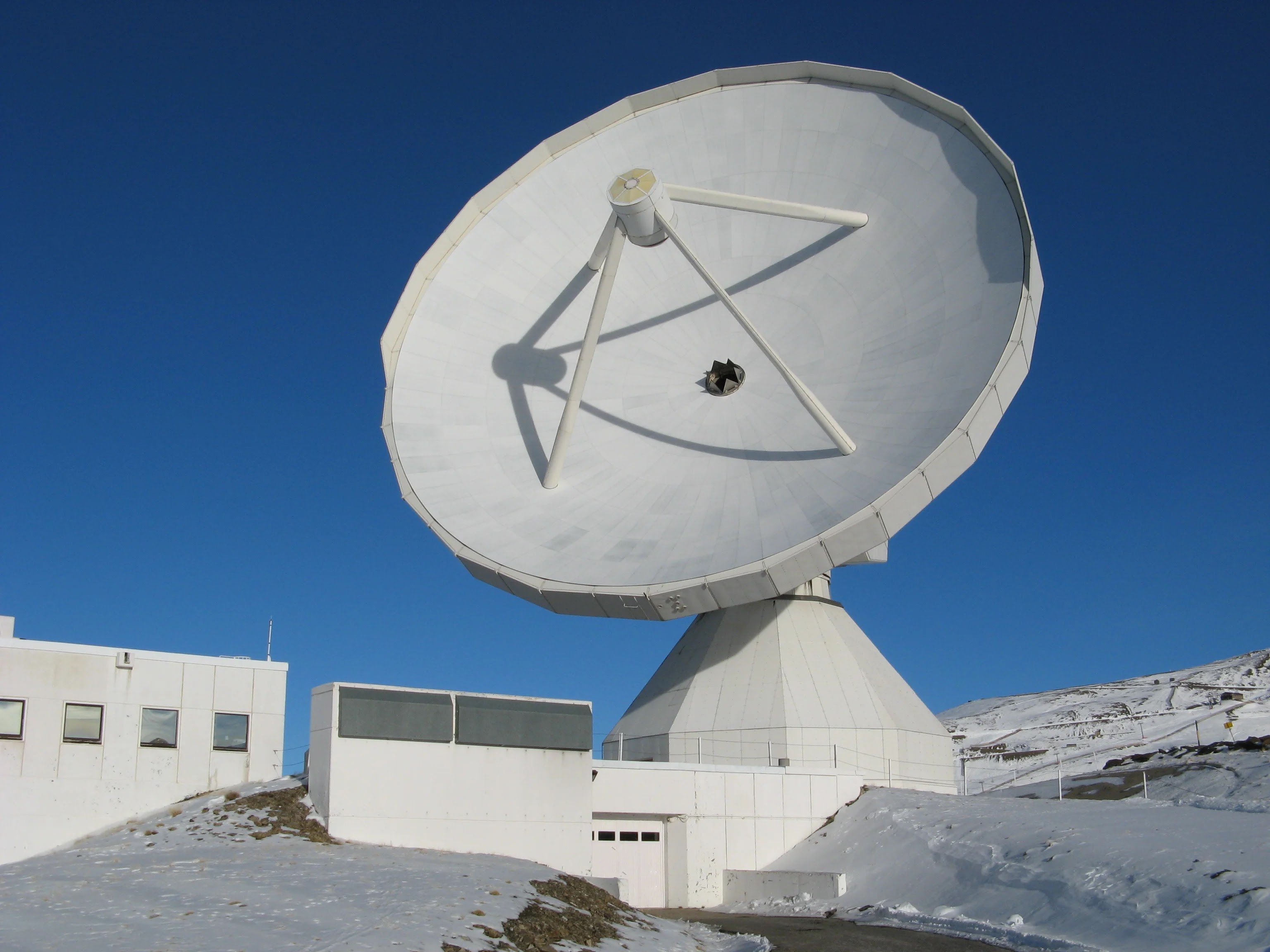 Telescopio IRAM-30m en el Pico Veleta, España