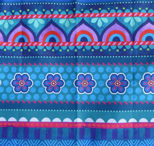 Baumwollstoff in blau-lila-türkis-farbenen floralen Mustern
