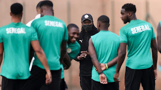 CAN 2021 : le Sénégal enfin favori ?  Après un lent démarrage, le Sénégal joue enfin comme un ténor et rentre dans le costume de favori taillé pour la Coupe d'Afrique des nations (CAN), avant sa demi-finale contre le Burkina Faso, mercredi à Yaoundé.  Favoris ? "Ne vous laissez pas avoir, hein !" lance le défenseur Abdou Diallo dans le vestiaire après la victoire dimanche contre la Guinée Équatoriale (3-1) en quarts de finale."Il n'y a pas de favori ici, on n'a rien fait encore, on est en demi-finale, on est content aujourd'hui, on profite aujourd'hui, dès demain c'est reparti, on a un jour de moins de récup' qu'eux", prévient le défenseur central du Paris SG dans une séquence largement diffusée sur les réseaux sociaux.  Au début de son discours de vestiaire, Abdou Diallo rappelle le contexte, l'étiquette de favori visible comme sur un tee-shirt de marque italienne avec laquelle voyageaient les "Lions de la Teranga", puis la désillusion après un 1-0 et deux 0-0 en poules."Personne ne nous prend pour un favori parce que soi-disant on joue mal, mais aujourd'hui tout le monde va dire : On a gagné, on est favori", ajoute le défenseur.  Finaliste de la dernière édition, mondialiste en 2018, armé comme jamais avec une star par ligne : Sadio Mané, Idrissa Gueye, Kalidou Koulibaly et Édouard Mendy, le Sénégal a débarqué au Cameroun dans les habits d'un prétendant ambitieux. Mais un premier tour à un seul but marqué, un penalty de la dernière seconde - de Sadio Mané - contre le Zimbabwe, l'étiquette était froissée.  "Les grandes équipes on les critiquera toujours, c'est normal, l'attente est énorme", explique l'ex-star sénégalaise El-Hadji Diouf. "Mais je le répète : la CAN n'est pas une course de vitesse mais une course de fond." Les Lions ont élevé le niveau en 8es face au Cap-Vert (2-0), en finissant certes à 11 contre neuf, puis offert un des meilleurs matches du tournoi contre la séduisante Guinée Équatoriale.  Le Sénégal "est une équipe qui monte en puissance, on a un potentiel énorme si on joue notre jeu", insiste El-Hadji Diouf, finaliste malheureux en 2002 contre le Cameroun (0-0, 3 t.a.b. à 2), une finale envisageable en 2022, les "Lions Indomptables" affrontant l'Égypte dans l'autre demie, jeudi.  "On sait qu'on peut mieux faire", admet le capitaine Kalidou Koulibaly. "On sait qu'on est en train de monter en puissance. On sait qu'on peut encore mieux tenir le ballon mais il ne faut pas faire la fine bouche, on est qualifiés pour les demi-finales."  Le Napolitain admet "qu'après le premier et le deuxième match voire les matches de poule, personne ne nous voyait là", mais son équipe était programmée pour le septième match, la finale, pas uniquement les trois premiers."Il n'y a plus de favori aujourd'hui, quand on arrive en demi-finale, il faut seulement gagner", rappelle-t-il.  Le sélectionneur Aliou Cissé aussi tient à refroidir un éventuel excès de confiance. "On ne s'enflamme pas, on sait que tout n'a pas été parfait" contre le "Nzalang" (Éclair) guinéen. "Nous avons fait un début de prépa très difficile, les gens disaient qu'on cherchait des excuses, mais quand dix joueurs ne sont pas là (blessures et Covid-19, NDLR), c'est normal que les débuts soient poussifs", rappelle Aliou Cissé.  "On a gardé la foi, on a toujours cru en nous et travaillé malgré les critiques, aujourd'hui tout le monde est d'accord que le Sénégal est en train monter en puissance, mais l'équilibre est fragile", souligne l'entraîneur. Au moins ses Lions ont la peau tannée depuis mars 2015 qu'il est en place.  "Depuis six ans, on a bourlingué partout sur le continent, joué toutes sortes de footballs, certains d'entre nous jouent leur quatrième CAN, moi je l'ai aussi jouée sur le terrain: c'est l'expérience". Et de poursuivre : "Dans les moments difficiles, on est resté serein, on a avancé ensemble.  Sadio Mané d'embrayer : "Nous sommes le Sénégal. On est capable de battre n'importe quelle équipe, on va essayer encore, pour passer en finale".    CAN 2021: Senegal finally favorite?  After a slow start, Senegal is finally playing like a tenor and getting into the costume of favorite cut for the African Cup of Nations (CAN), before its semi-final against Burkina Faso, Wednesday in Yaoundé.  Favorites? "Don't be fooled, huh!" launches defender Abdou Diallo in the locker room after Sunday's victory against Equatorial Guinea (3-1) in the quarter-finals. "There is no favorite here, we haven't done anything yet, we're in the semi-finals, we're happy today, we're enjoying today, tomorrow we're off again, we have one day less recuperation than them" , warns the central defender of Paris SG in a sequence widely broadcast on social networks .  At the start of his locker room speech, Abdou Diallo recalls the context, the favorite label visible as on an Italian brand t-shirt with which the "Teranga Lions" traveled , then the disillusionment after a 1-0 and two 0-0 in hens. "Nobody takes us for a favorite because supposedly we play badly, but today everyone will say: We won, we are favorites" , adds the defender.  Finalist of the last edition, globalist in 2018, armed as ever with a star per line: Sadio Mané , Idrissa Gueye , Kalidou Koulibaly and Édouard Mendy , Senegal landed in Cameroon in the clothes of an ambitious suitor. But a single-goal first round, a last-second penalty – by Sadio Mané – against Zimbabwe , the label was crumpled.  "The big teams will always be criticized, it's normal, the expectation is enormous", explains the former Senegalese star El-Hadji Diouf . "But I repeat: the CAN is not a race of speed but a race of distance." The Lions raised the level in the 8th round against Cape Verde ( 2-0), certainly finishing 11 against nine, then offered one of the best matches of the tournament against the attractive Equatorial Guinea.  Senegal "is a team that is growing in strength, we have enormous potential if we play our game" , insists El-Hadji Diouf, unfortunate finalist in 2002 against Cameroon (0-0, 3 pens to 2), a possible final in 2022, the "Indomitable Lions" facing Egypt in the other half, Thursday.  "We know we can do better ," admits captain Kalidou Koulibaly. "We know that we are gaining momentum. We know that we can hold the ball even better but we must not be choosy, we have qualified for the semi-finals."  The Neapolitan admits "that after the first and second game or even the group matches, no one saw us there" , but his team was scheduled for the seventh game, the final, not just the first three. "There is no longer a favorite today, when we reach the semi-finals, we just have to win," he recalls.  Coach Aliou Cissé also wants to cool any excess of confidence. "We do not ignite, we know that everything has not been perfect" against the "Nzalang" (Lightning) Guinean. "We made a very difficult start to the preparation, people said that we were looking for excuses, but when ten players are not there (injuries and Covid-19, editor's note), it is normal for the beginnings to be sluggish" , recalls Aliou Cissé.  "We kept the faith, we always believed in ourselves and worked despite the criticism, today everyone agrees that Senegal is gaining momentum, but the balance is fragile" , underlines the coach. At least his Lions have been tanned since March 2015 when he's been in place.  "For six years, we have traveled all over the continent, played all kinds of football, some of us are playing their fourth AFCON, I have also played it on the pitch: that's the experience ". And to continue: “In difficult times, we remained calm, we moved forward together.  Sadio Mané to engage : "We are Senegal. We are capable of beating any team, we will try again, to reach the final" .