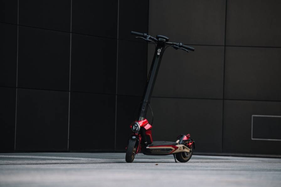 The Rapido Serie Oro electric scooter was introduced by MV Agusta , after the launch of the first Amo electric bicycle signed by MV Agusta.   The electric scooter The model, inspired by the Gold Series models, is characterized by a black / gold / red livery and features advanced materials and innovative technologies. The frame is made of magnesium alloy, can tackle uphill stretches of up to 14 ° and there are four driving modes, opting for Pedestrian, Eco, Comfort and Sport +. It has a 4-inch LCD dashboard that appears as a control panel and speedometer, which can be connected to the smartphone via a dedicated app, according to the indications. Among the features: hydraulic disc brakes, 10 ″ tubeless “fat” wheels and a 48V 500W motor , obtaining a torque up to 24 Nm . 50 km of autonomy indicated.    Availability The MV Agusta Rapido Serie Oro electric scooter is offered for sale on the online channels and can later be purchased through the MV Agusta official dealer network. The recommended selling price is 999 euros, but until Christmas and while stocks last it will be possible to buy it at the promotional price of 849 euros, as indicated.