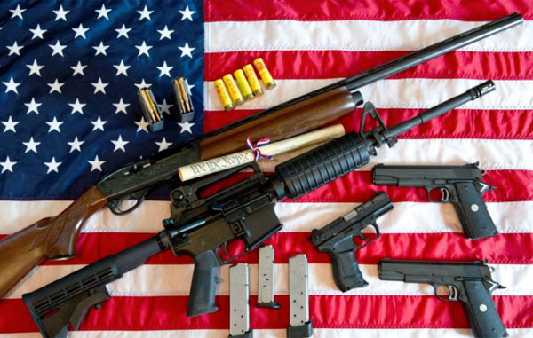 Juez rechaza demanda millonaria contra fabricantes de armas en EU
