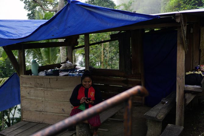 Istirahat di warung yang buka pagi hari