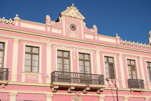 Antigo Edifício das Secretarias (atual Ministério Público do Paraná) - detalhes frontão