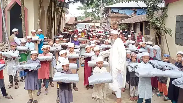 বাঁশখালীতে মাদরাসা শিক্ষার্থীদের মাঝে কম্বল বিতরণ