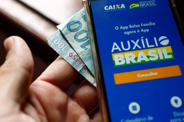 Veja quem recebe o Auxílio Brasil nesta terça-feira (21/12)