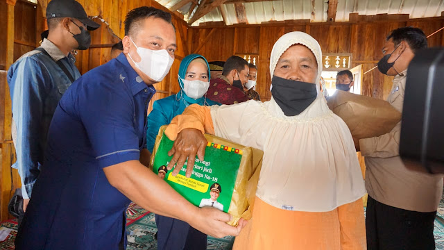 Sambut HUT Kabupaten Lingga ke 18, Bupati Lingga Bagikan Paket Sembako kepada Masyarakat Pesisir