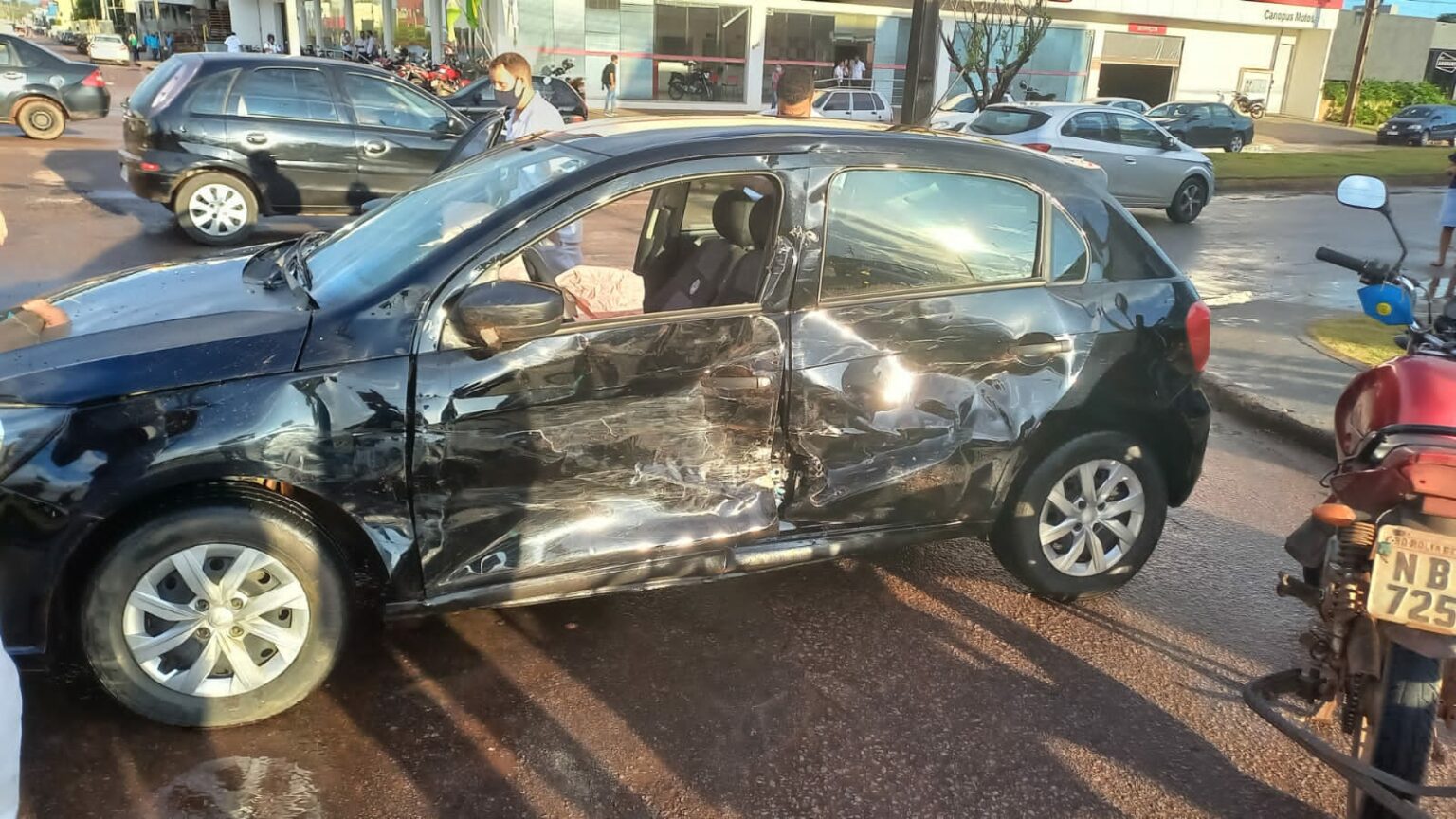 Rolim de Moura- Condutor de carro é socorrido com suspeita de fratura na costela após colidir em caminhonete