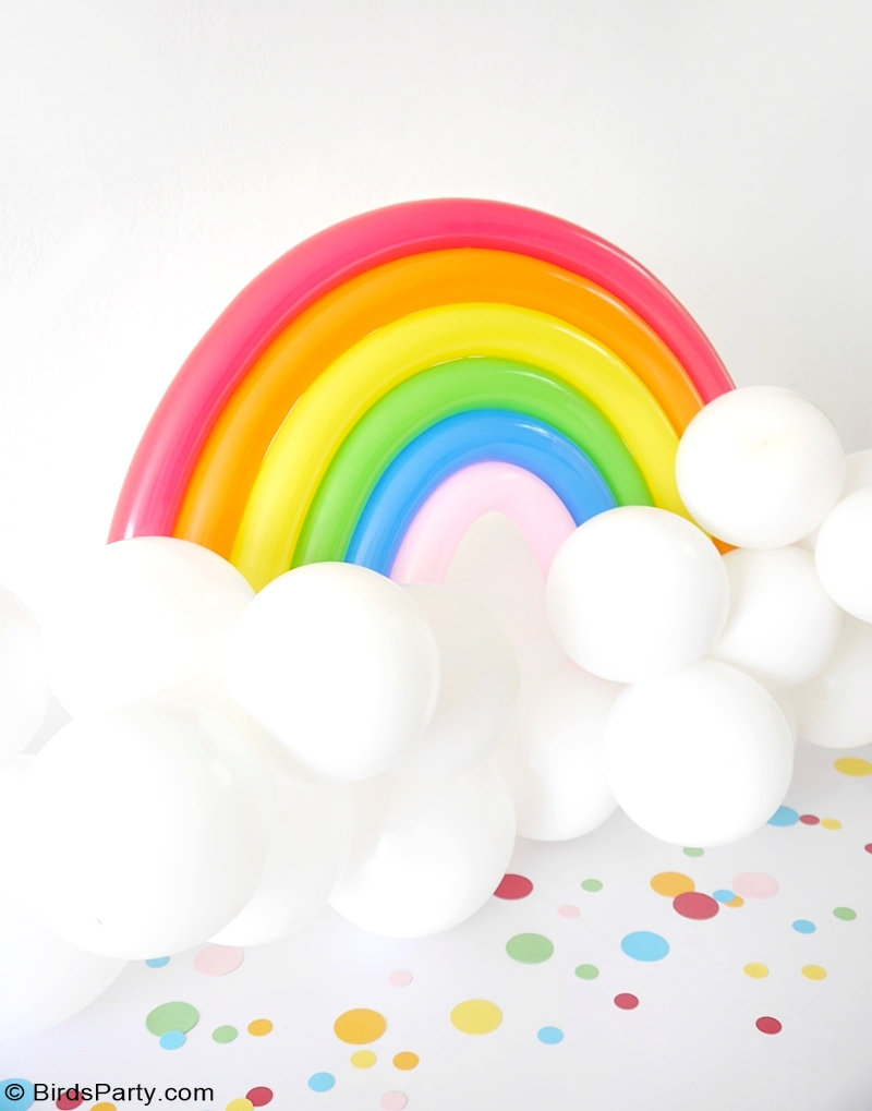 Decoración de arcoíris con globos de pie fáciles de hacer tú mismo: ¡aprende a hacer esta divertida y rápida instalación de globos para una mesa de cumpleaños, una fiesta o un fondo de fotomatón!  por BirdsParty.com @birdsparty #rainbow #balloon #balloonarch #globos #stpatricksday #rainbowballoon #balloonart #ablloonstand #diyrainbow #rainbowdiy #rainbowballoon #rainbowcrafts