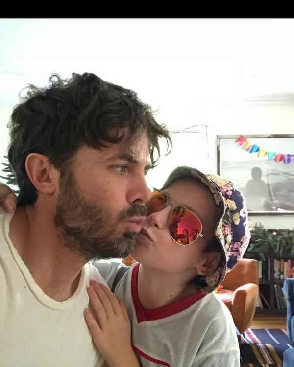 Ben Affleck's brother Casey announces his official engagement to actress Kylie Kwan Days after publishing the first photos of American actor Casey Affleck, who is the brother of famous actor Ben Affleck, with actress Kylie Kwan, his relationship was officially announced, and Casey Affleck confirmed his romantic relationship with the young actress in an Instagram post, while donating blood.