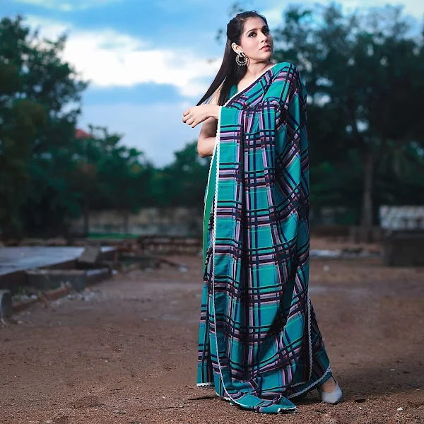 Rashmi Gautam looks stylish in a blue saree