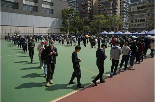 Residentes fazem fila para fazer o teste de coronavírus em um centro temporário de testes para COVID-19 em Hong Kong, sexta-feira, 11 de fevereiro de 2022. líderes da cidade de acordo com a política de zero COVID de Pequim. Crédito: AP Photo/Kin Cheung