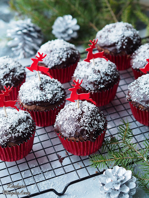 Muffinki czekoladowe z kulką kokosową