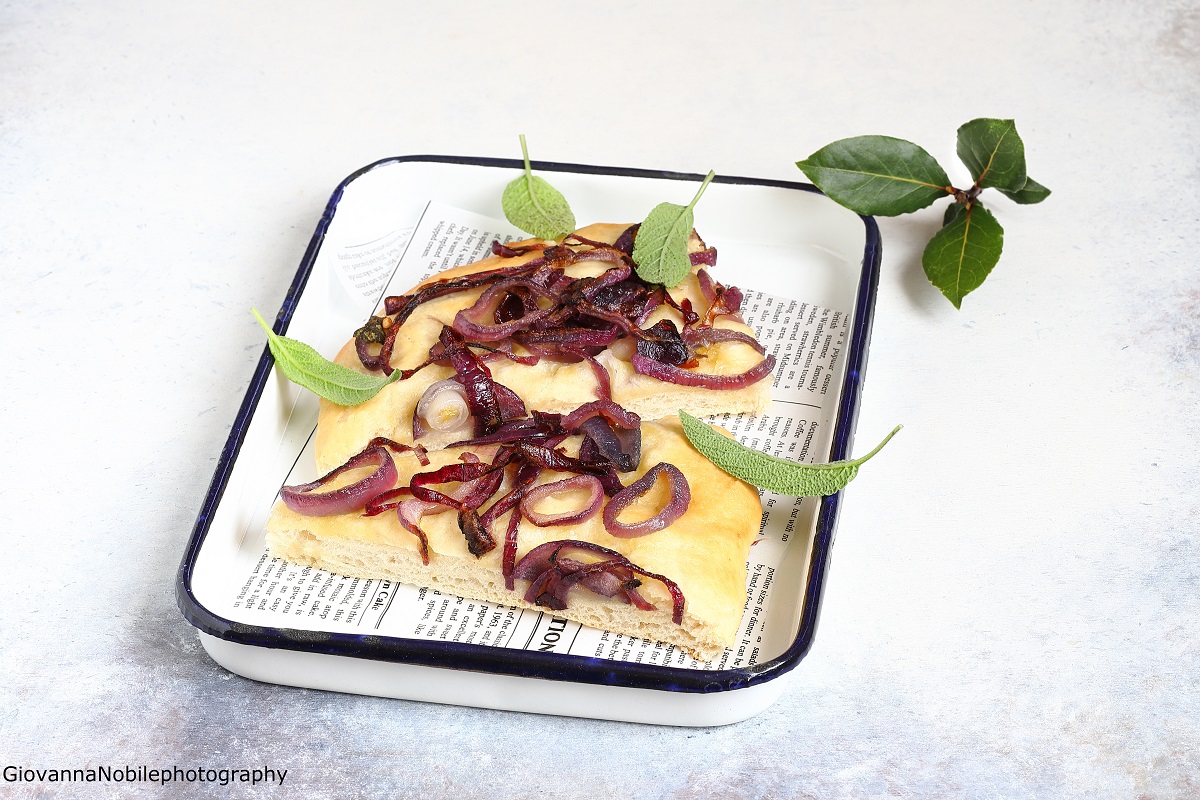 Focaccia con cipolle rosse saltate in padella