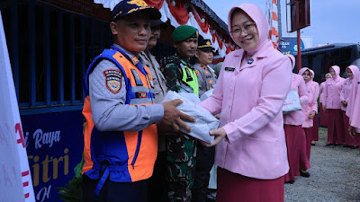 Ketua Bhayangkari Daerah Aceh Salurkan Paket Ramadan kepada Personel di Pos Pam Lebaran