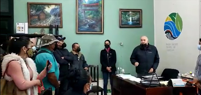 Organizan otra vendimia con gente que no es de Uruapan y los artesanos locales se inconforman