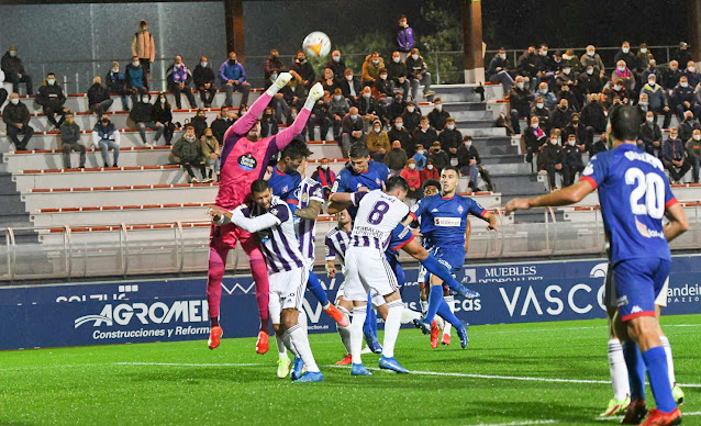 Roberto despeja de puños protegido por Joaquín y Kike Pérez. S. D. AMOREBIETA 4 REAL VALLADOLID C. F. 1. Miércoles, 03/11/2021, 19:00 horas. Campeonato de Liga de 2ª División, jornada 14. Bilbao, Vizcaya, Campo 2 de Lezama