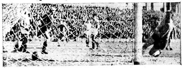 Di Stéfano, a los dos minutos de juego, abrió el marcador con este gol (Foto Cacho). REAL VALLADOLID DEPORTIVO 3 REAL MADRID C. F. 3 Domingo 27/01/1957. Campeonato de Liga de 1ª División, jornada 20. Valladolid, estadio Municipal José Zorrilla.