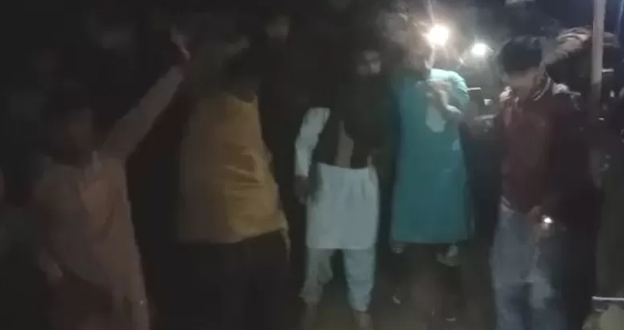 پاکستان کے صوبہ پنجاب کے ضلع خانیوال میں مشتعل ہجوم نے ایک شخص مبینہ توہینِ مذہب کے نتیجے میں تشدد کر کے ہلاک کر دیا ہے۔