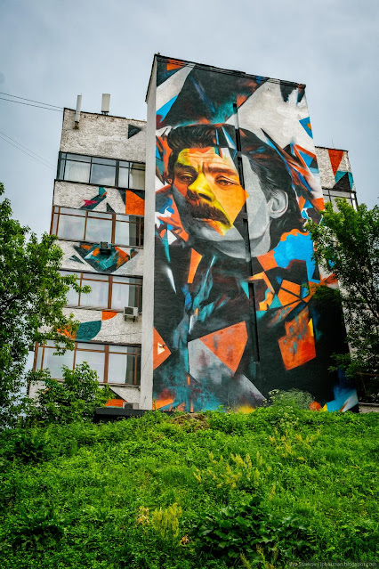 Портрет Максима Горького на фасаде здания