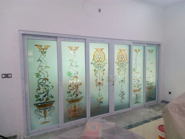 Pintu Geser uPVC Warna Putih dengan Kaca Inlay