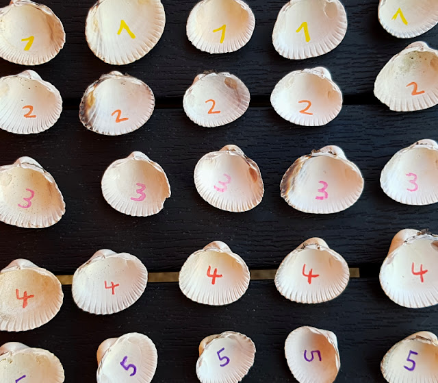 DIY: Muschel-Spiel mit Zahlen für Kindergarten- und Grundschul-Kinder. Beim Bemalen der Muscheln mit Zahlen und Stiften können die Kinder super mithelfen.