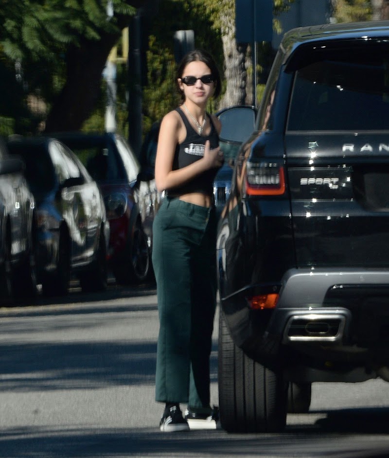 Olivia Rodrigo Clicked Outside with Her Boyfriend in LA 28 Nov-2021