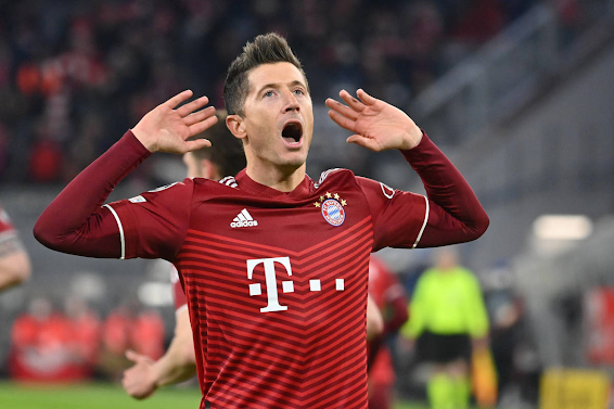 Robert Lewandowski menjaringkan hatrik dalam 23 minit awal permainan.