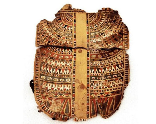 Τμήμα περιβλήματος μούμιας από επιχρωματισμένο λινό και γύψο. [Credit: Υπουργείο Τουρισμού και Αρχαιοτήτων, Αίγυπτος].