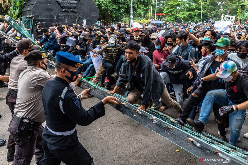 Pengamat Sebut Penyebab Polisi Banting Mahasiswa yang Demo