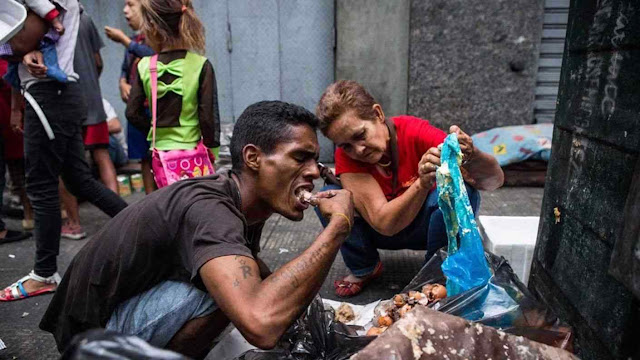 Populares comem lixo na rua