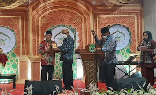 Gubernur Aceh Terima Cenderamata Dari Gubernur Provinsi Maluku Utara