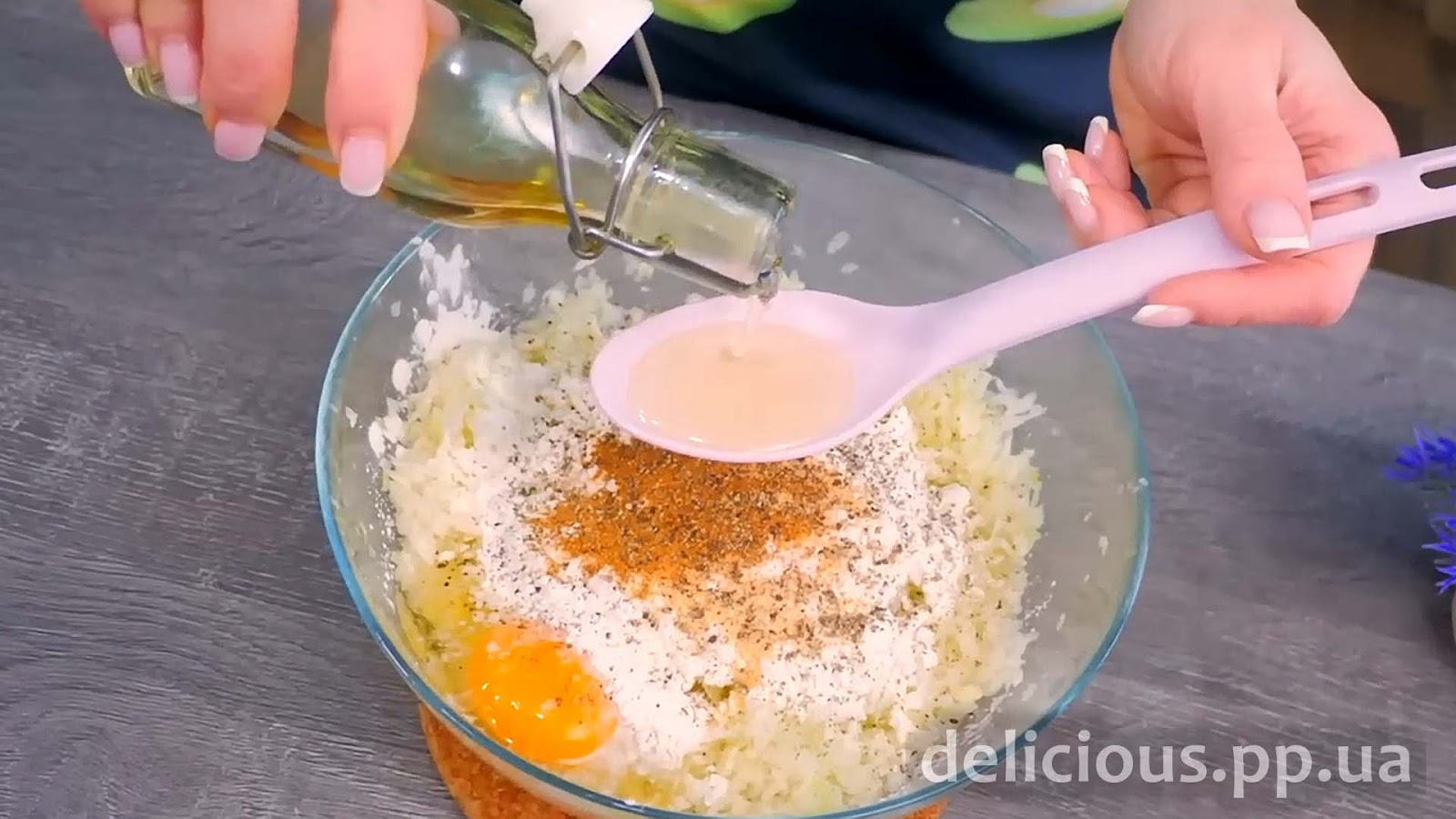 Фото приготовления рецепта: «Оладьи из капусты со сметанным соусом» - шаг №2