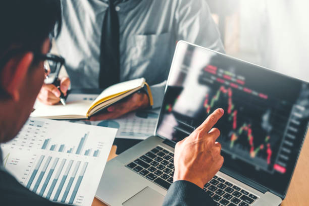 tim-bisnis-investasi-pengusaha-perdagangan-membahas-dan-analisis-grafik-perdagangan