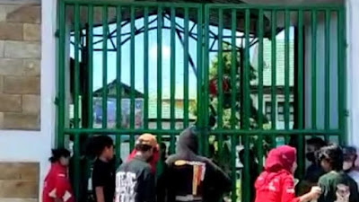 HEBOH! Video Detik-detik Mahasiswa Kendari Las Pintu Pagar Kejati Sultra, Staf Pulang pada Manjat