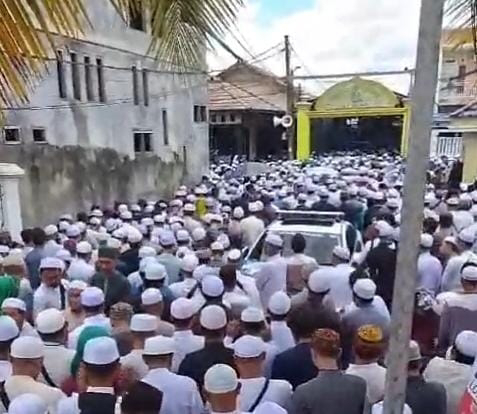 Ribuan Jamaah Ikut Salat Fardu Kifayah Abah Guru Banjar Indah