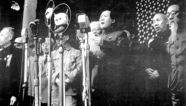 Imagen 007B | Presidente Mao Zedong proclama el establecimiento de la República Popular China en 1949 | Hou Bo 侯波 回忆 ： 我 在 天安门城楼 拍摄 开国大典 (图) (1) / Dominio público