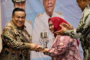 Bupati Kasmarni Terima Penghargaan Paritrana Award Provinsi Riau